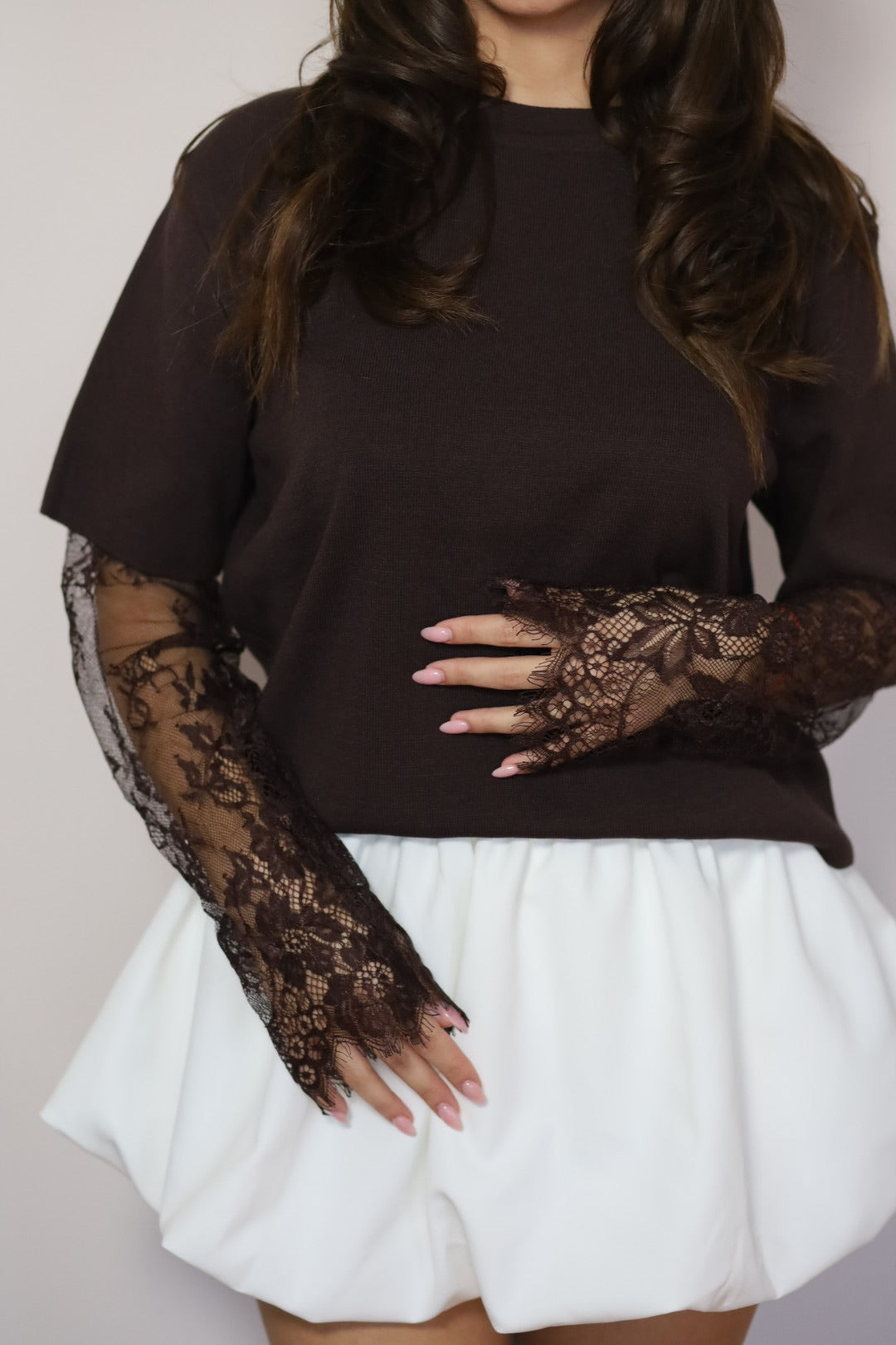 Кафява тениска с дантелени ръкави