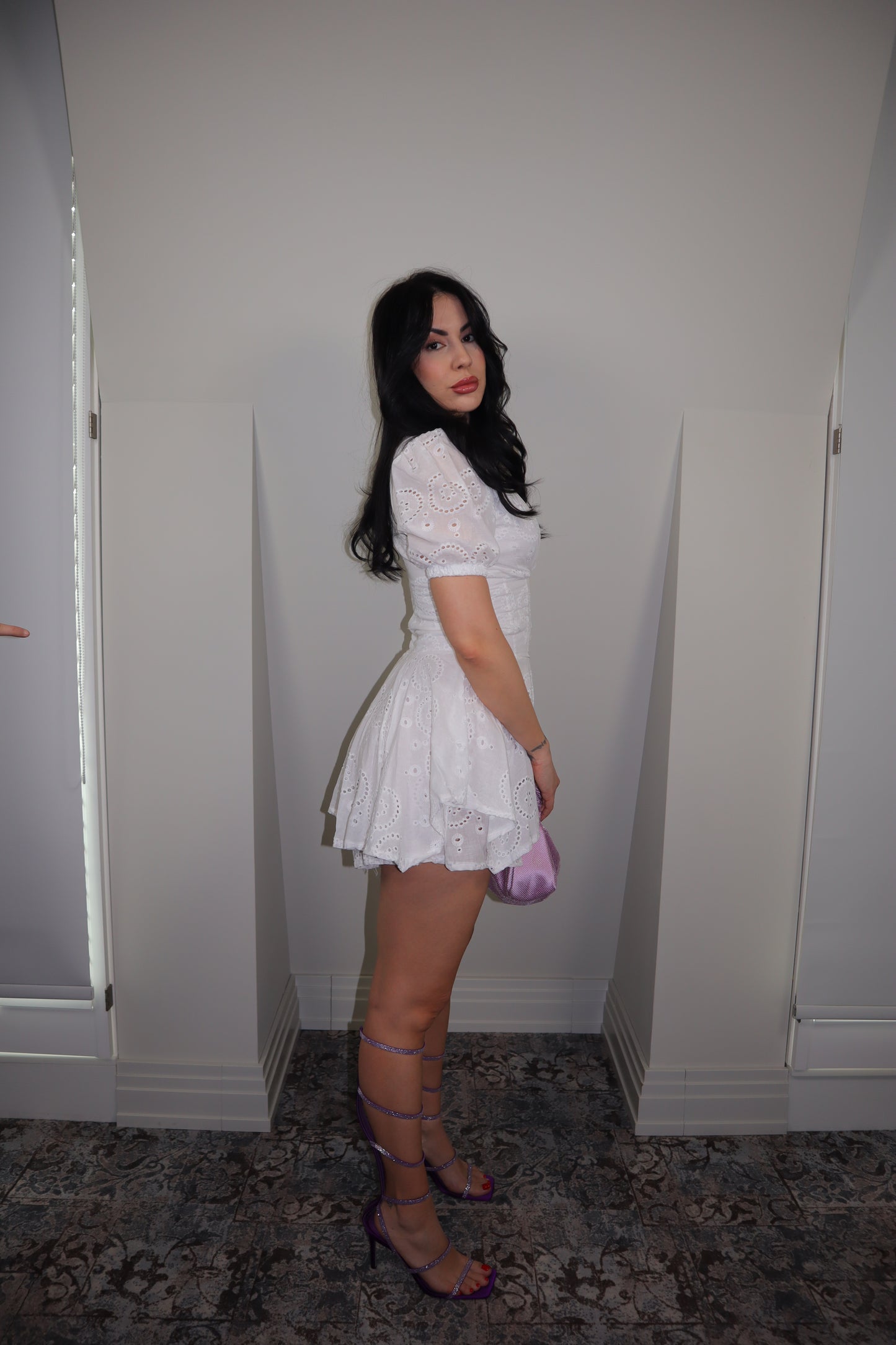 Бяла къса рокля с буфан ръкави