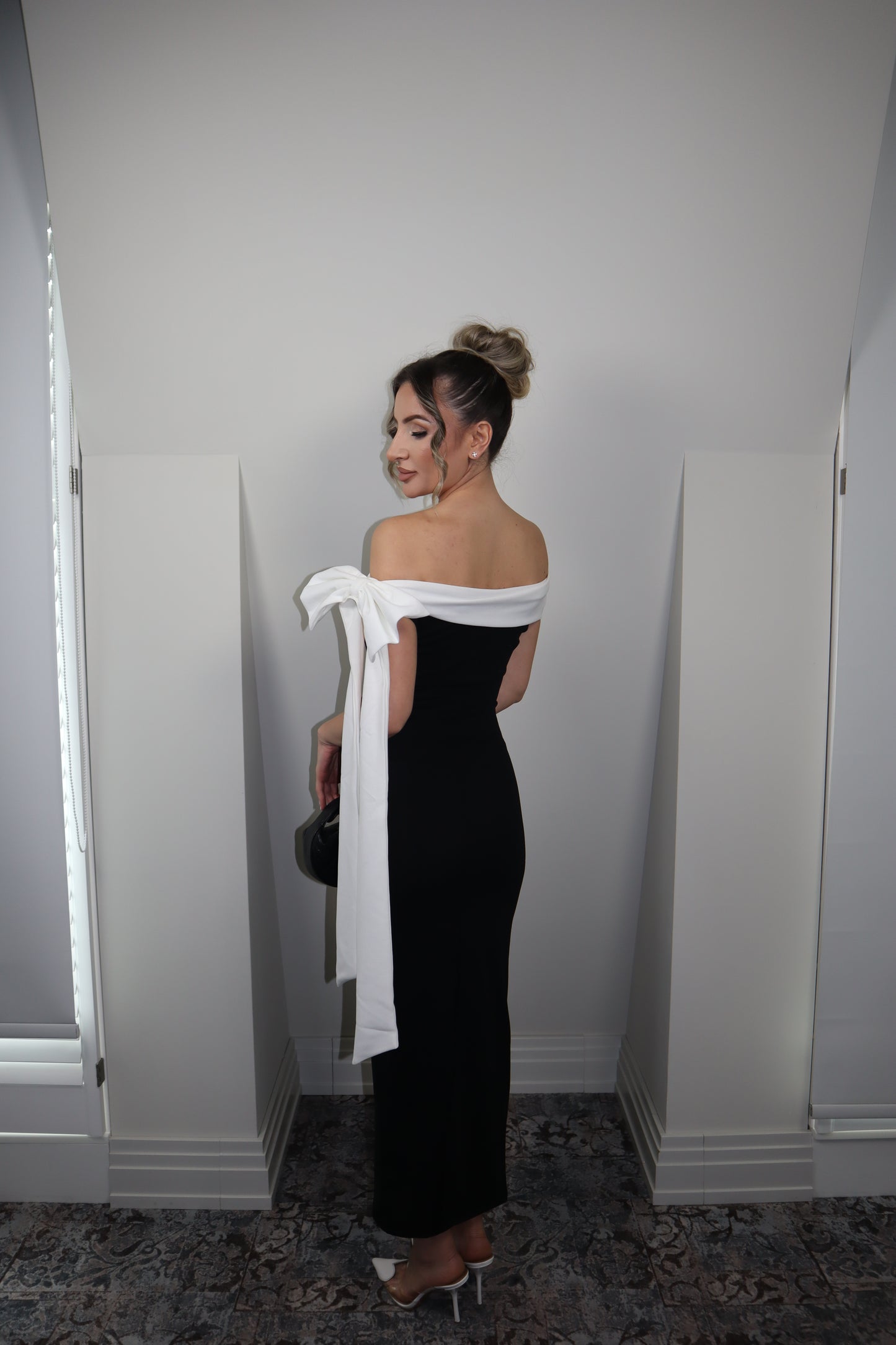 Дълга черна рокля