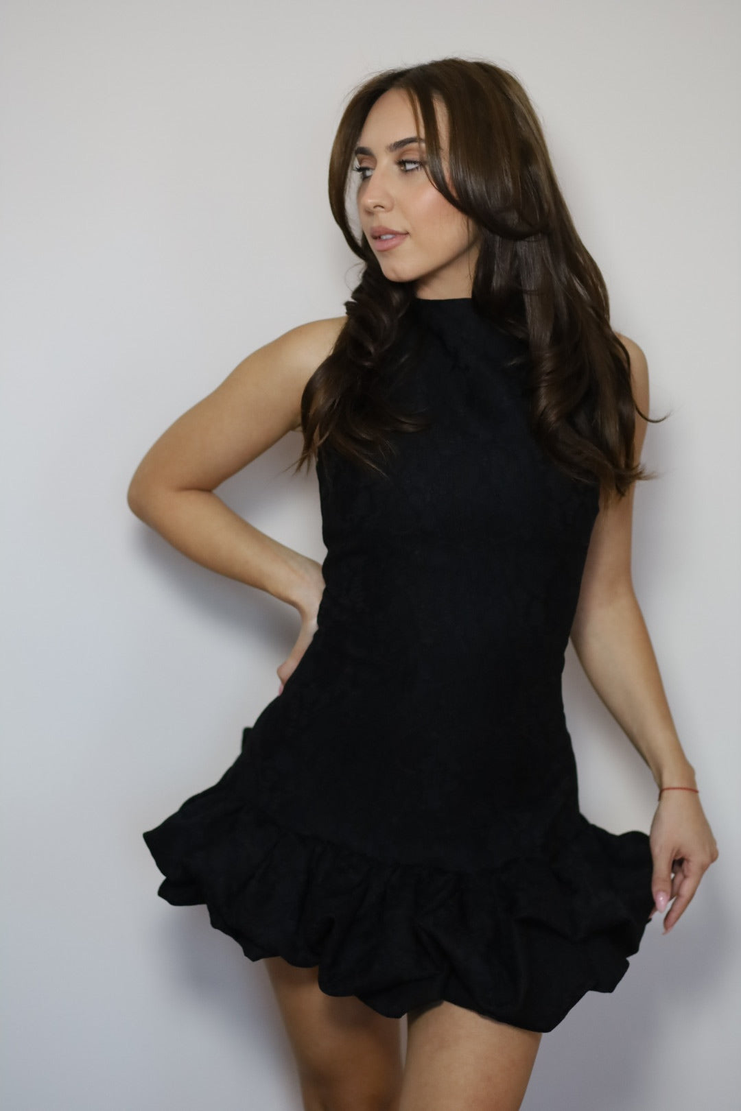 Къса черна рокля