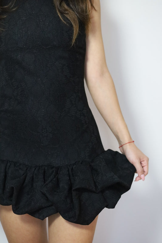 Къса черна рокля
