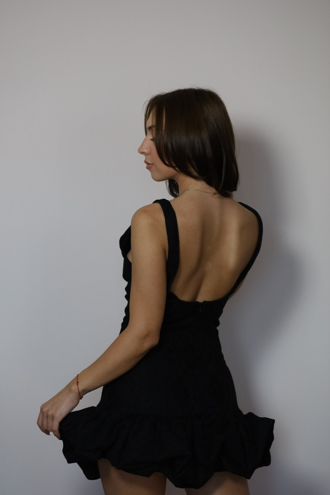 Къса черна рокля