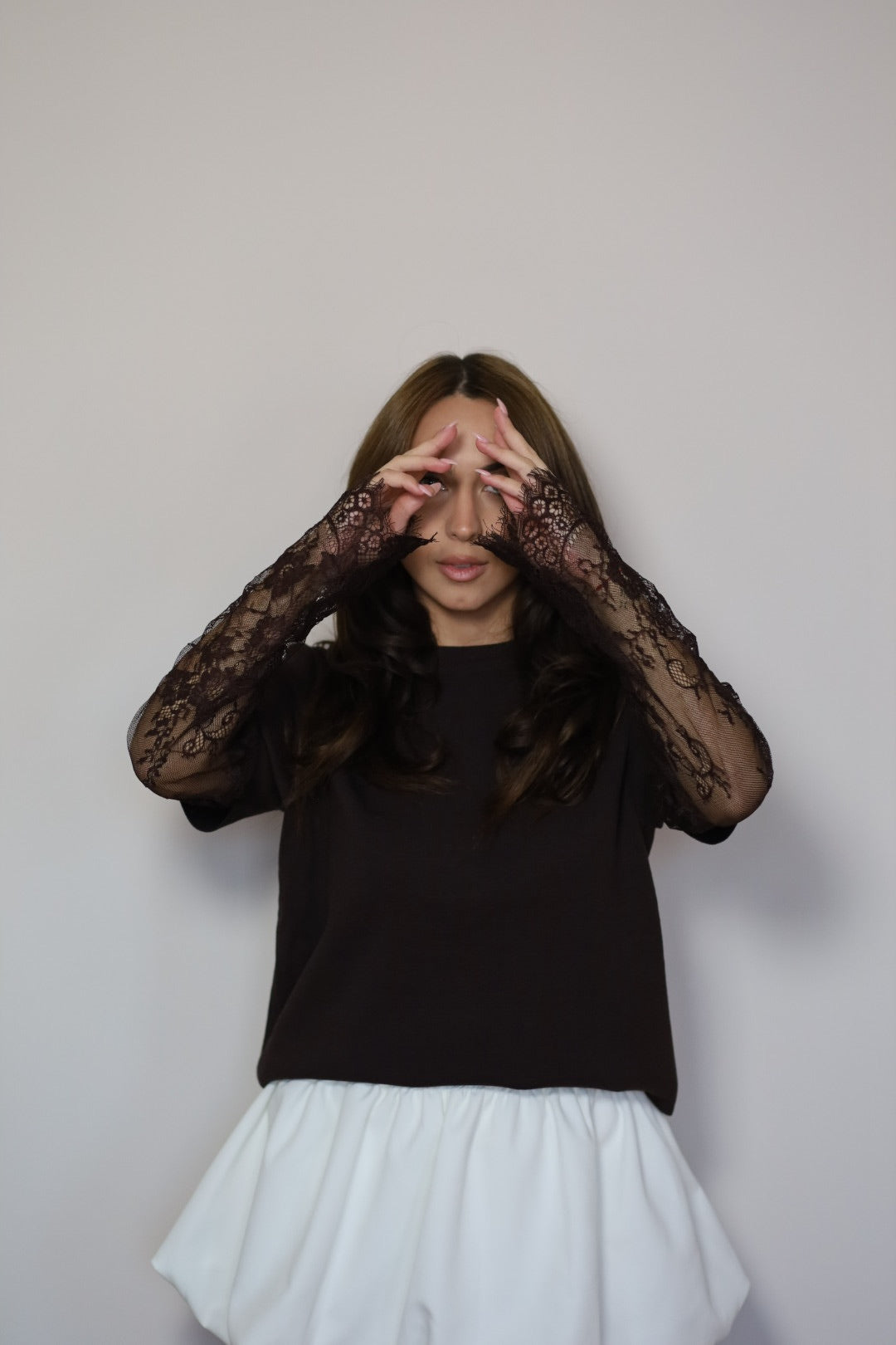 Кафява тениска с дантелени ръкави